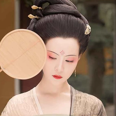 古典紅妝帶團扇女生頭像，唯美古風真人頭像