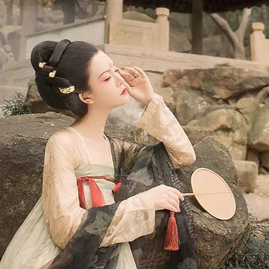 古典紅妝帶團扇女生頭像，唯美古風真人頭像
