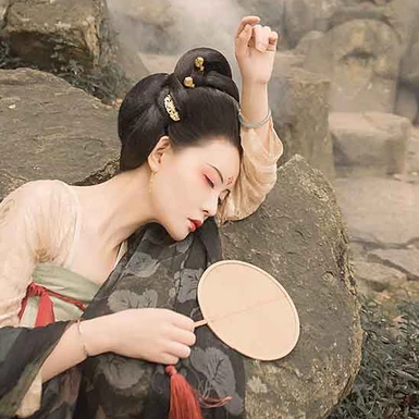 古典紅妝帶團扇女生頭像，唯美古風真人頭像