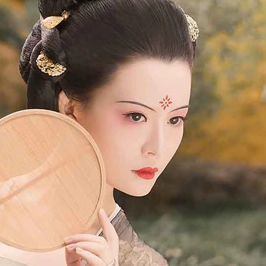 古典紅妝帶團扇女生頭像，唯美古風真人頭像