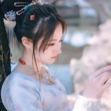 淡雅清新帶團(tuán)扇女生頭像，唯美古風(fēng)真人頭像