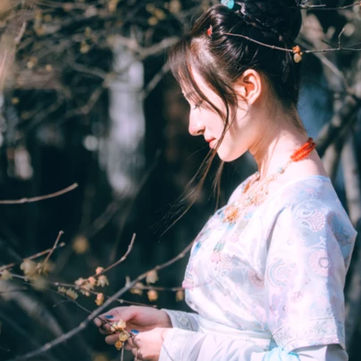淡雅清新帶團(tuán)扇女生頭像，唯美古風(fēng)真人頭像