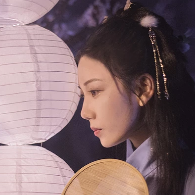 燈下執扇女生頭像，唯美古風真人頭像