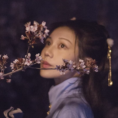 燈下執扇女生頭像，唯美古風真人頭像
