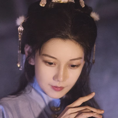 燈下執扇女生頭像，唯美古風真人頭像