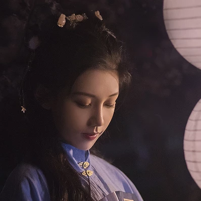 燈下執扇女生頭像，唯美古風真人頭像