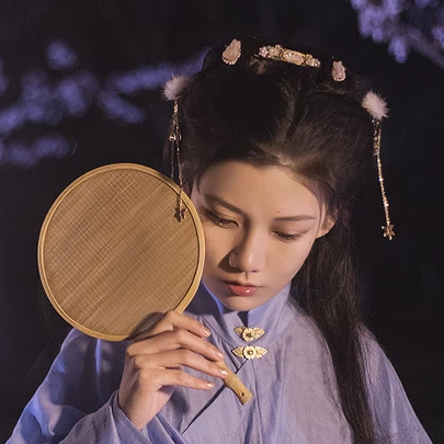 燈下執扇女生頭像，唯美古風真人頭像