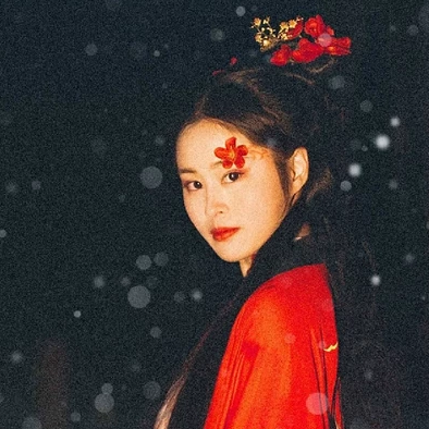 紅梅拂面女生頭像，唯美古風(fēng)真人頭像