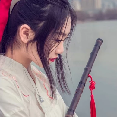 蘆葦叢文藝吹笛女生頭像，唯美古風真人頭像