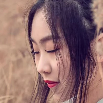 蘆葦叢文藝吹笛女生頭像，唯美古風真人頭像
