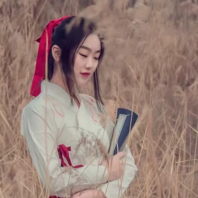 蘆葦叢文藝吹笛女生頭像，唯美古風真人頭像