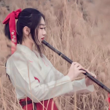 蘆葦叢文藝吹笛女生頭像，唯美古風真人頭像