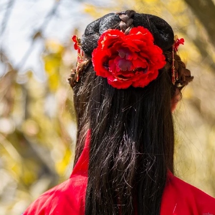 嬌艷花朵紅衣女生頭像，唯美古風真人頭像