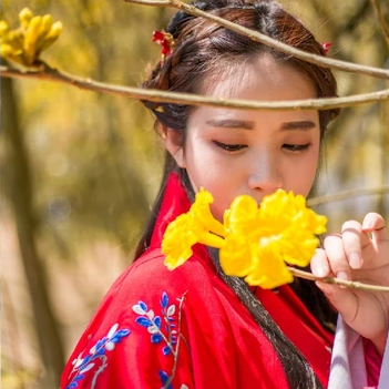 嬌艷花朵紅衣女生頭像，唯美古風真人頭像