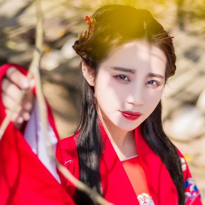嬌艷花朵紅衣女生頭像，唯美古風真人頭像