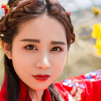 嬌艷花朵紅衣女生頭像，唯美古風真人頭像