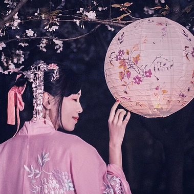 夜晚粉櫻帶燈女生頭像，唯美古風真人頭像
