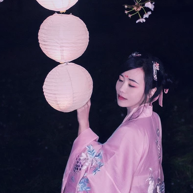 夜晚粉櫻帶燈女生頭像，唯美古風真人頭像