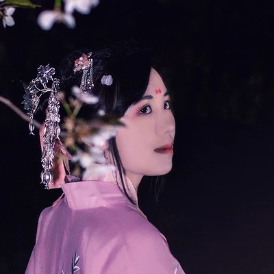夜晚粉櫻帶燈女生頭像，唯美古風真人頭像