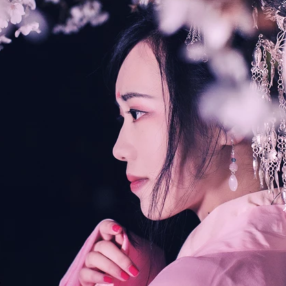 夜晚粉櫻帶燈女生頭像，唯美古風真人頭像