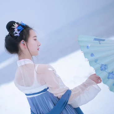 翩然蝴蝶帶傘女生頭像，唯美古風(fēng)真人頭像