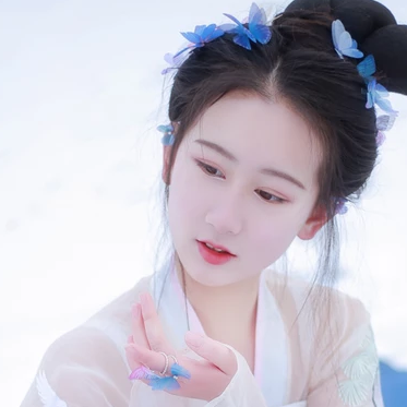 翩然蝴蝶帶傘女生頭像，唯美古風(fēng)真人頭像