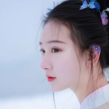 翩然蝴蝶帶傘女生頭像，唯美古風真人頭像