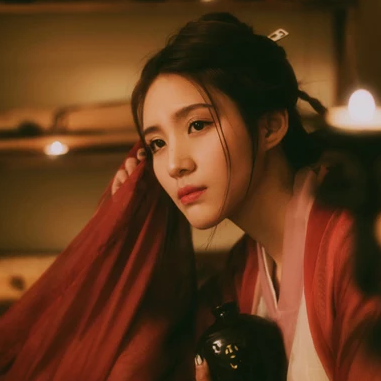 紅衣傷感喝酒女生頭像，唯美古風真人頭像