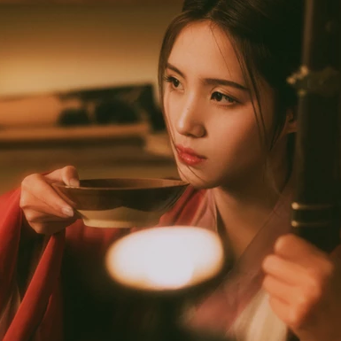 紅衣傷感喝酒女生頭像，唯美古風真人頭像