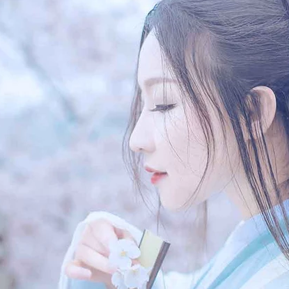 淡雅櫻花帶折扇女生頭像，唯美古風真人頭像
