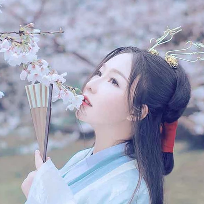 淡雅櫻花帶折扇女生頭像，唯美古風真人頭像
