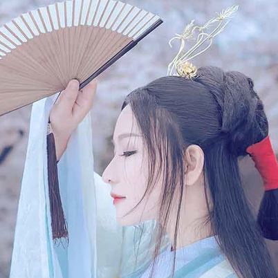 淡雅櫻花帶折扇女生頭像，唯美古風真人頭像