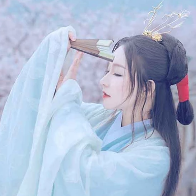 淡雅櫻花帶折扇女生頭像，唯美古風真人頭像
