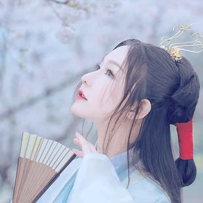 淡雅櫻花帶折扇女生頭像，唯美古風真人頭像
