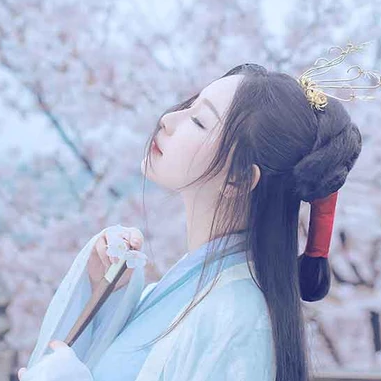 淡雅櫻花帶折扇女生頭像，唯美古風真人頭像