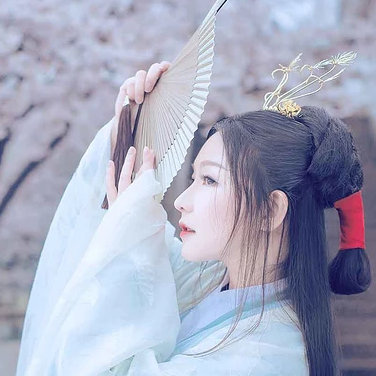 淡雅櫻花帶折扇女生頭像，唯美古風真人頭像