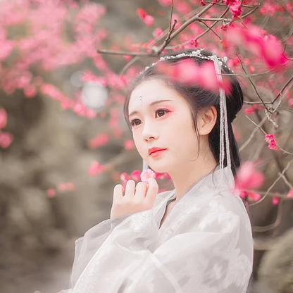 滿溢花香文藝女生頭像，唯美古風真人頭像