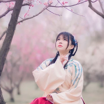 漫天桃花帶折扇女生頭像，唯美古風真人頭像