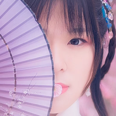 漫天桃花帶折扇女生頭像，唯美古風真人頭像