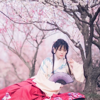 漫天桃花帶折扇女生頭像，唯美古風真人頭像