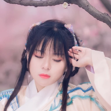 漫天桃花帶折扇女生頭像，唯美古風真人頭像
