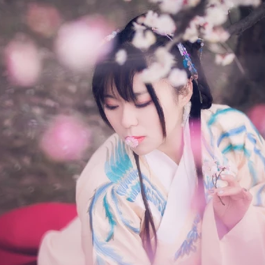 漫天桃花帶折扇女生頭像，唯美古風真人頭像