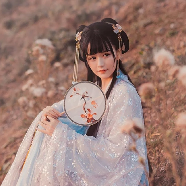 古典優雅帶團扇女生頭像，唯美古風真人頭像