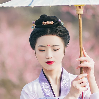 桃林探春帶傘女生頭像，唯美古風(fēng)真人頭像
