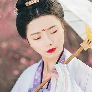 桃林探春帶傘女生頭像，唯美古風(fēng)真人頭像