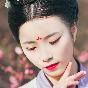 桃林探春帶傘女生頭像，唯美古風(fēng)真人頭像