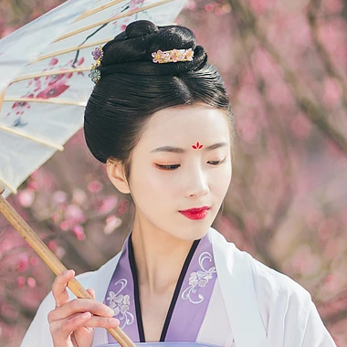 桃林探春帶傘女生頭像，唯美古風真人頭像