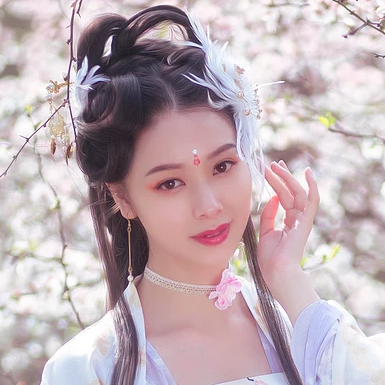 粉色桃花拂面帶團扇女生頭像，唯美古風真人頭