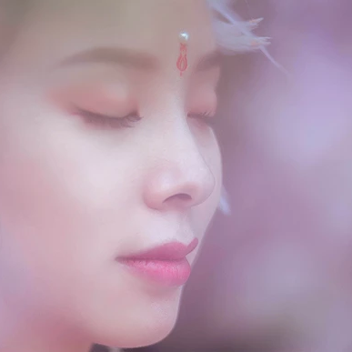 粉色桃花拂面帶團扇女生頭像，唯美古風真人頭