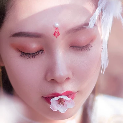 粉色桃花拂面帶團扇女生頭像，唯美古風真人頭